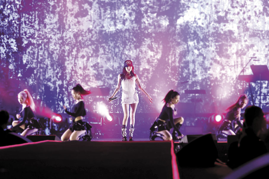 ◆泫雅一口氣唱出6首快歌，掀起全晚高潮。