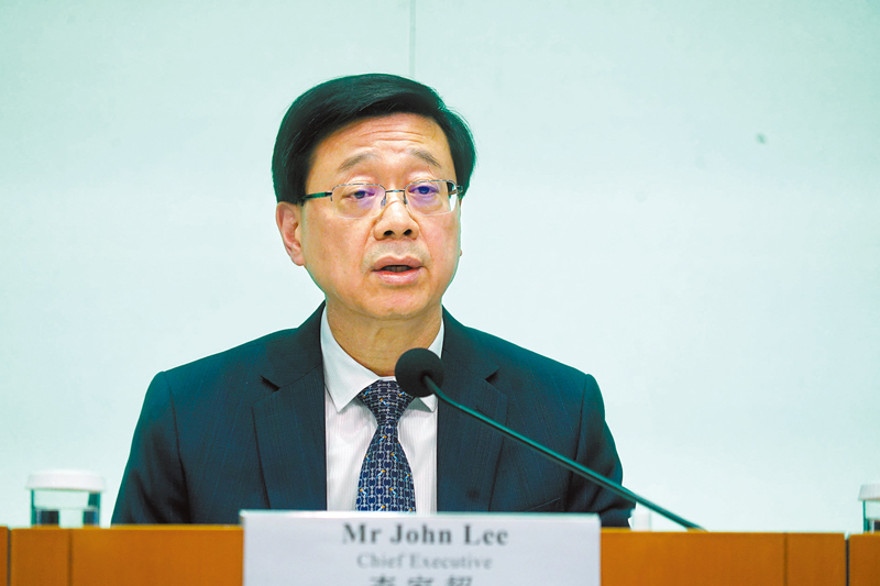 ◆行政長官主持完善地區治理建議方案記者會。香港文匯報記者曾興偉  攝