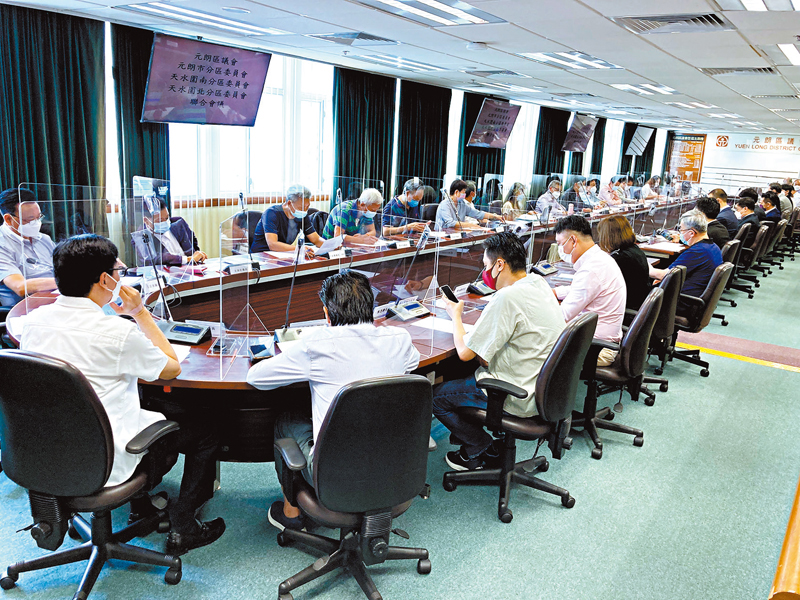 ◆ 改革後的區議會組成分別有直選、「三會」間選及委任三種成分。圖為2022年6月底元朗區議會同三個分區委員會舉行聯合會議。 資料圖片