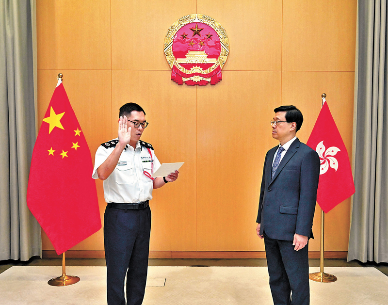 ◆簡啟恩（左）在行政長官李家超（右）監誓下宣誓就任。