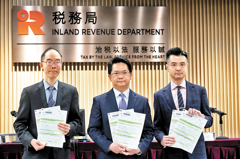 ◆稅務局舉行記者會，介紹填報2022至23課稅年度個別人士報稅表事宜，以及簡報該年度的稅收情況。 香港文匯報記者涂穴  攝