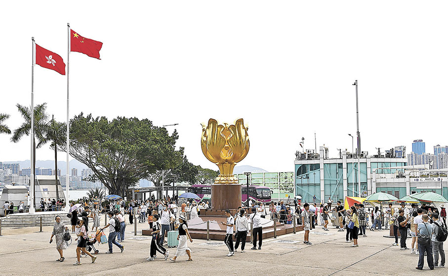 ◆訪港旅遊業成為香港經濟今年首季明顯改善的動力之一。 新華社