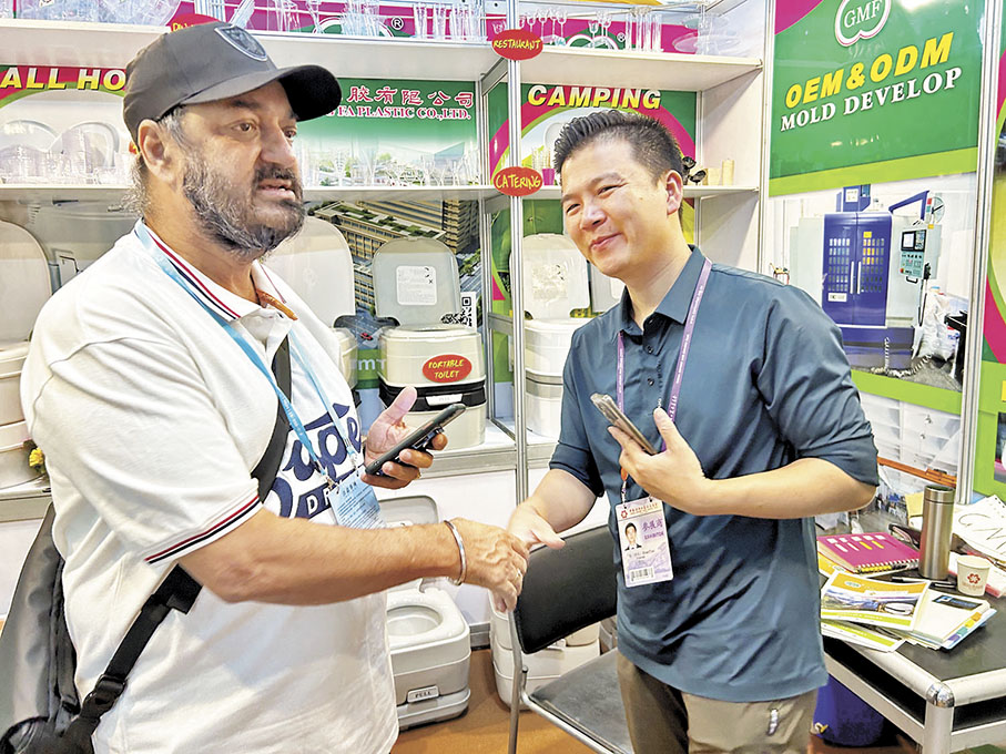 ◆ 廣東光明發塑膠有限公司對接了不少高質量客戶。圖為公司負責人王偉民和一名外國客商握手。