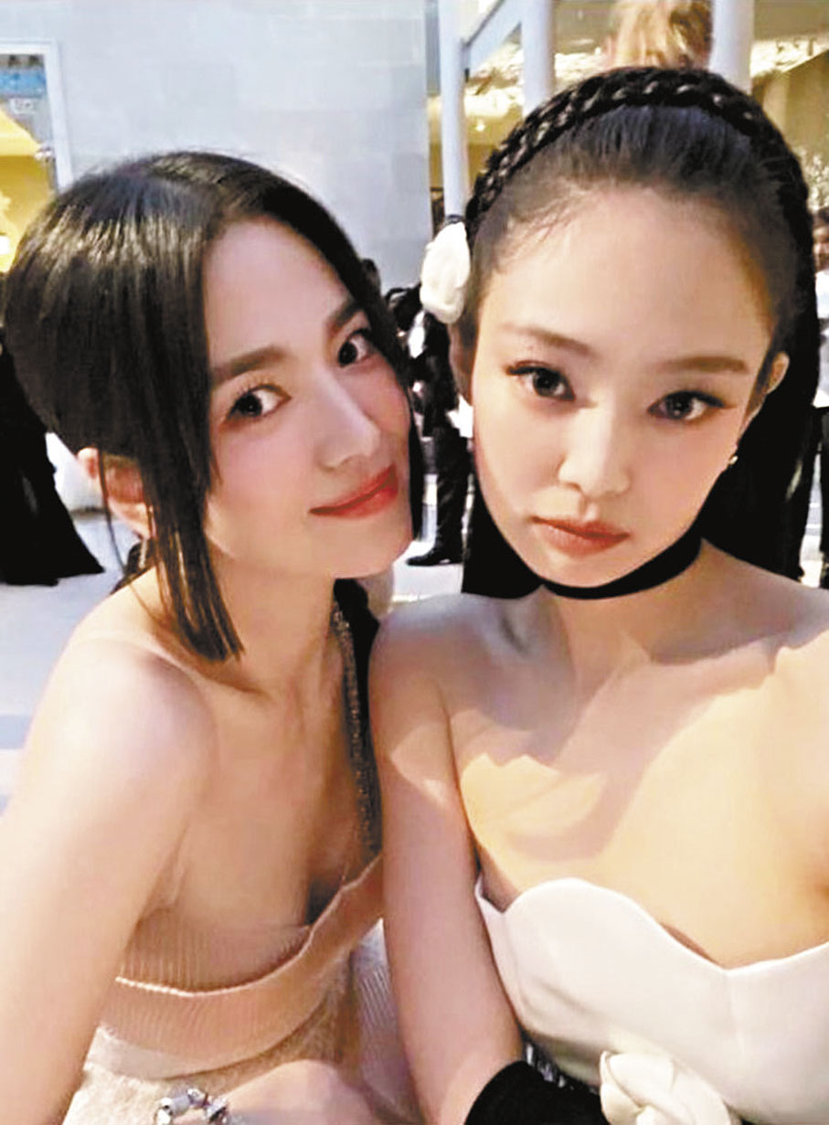 ◆ 宋慧喬與年輕近15歲的Jennie合照也不遜色。