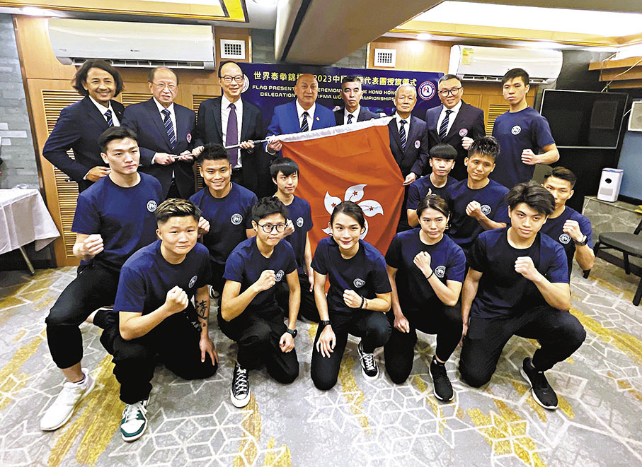 ◆立法會議員馬逢國（後排左三）為港隊主持授旗禮。 香港文匯報記者黎永淦 攝