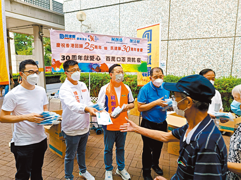 ◆區議員着力服務市民。圖為早前他們落區派發抗疫物資。 資料圖片