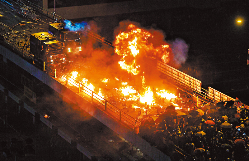 ◆2019年11月17日至18日，大批黑暴在理大外圍向警方防線投擲燃燒彈。 資料圖片