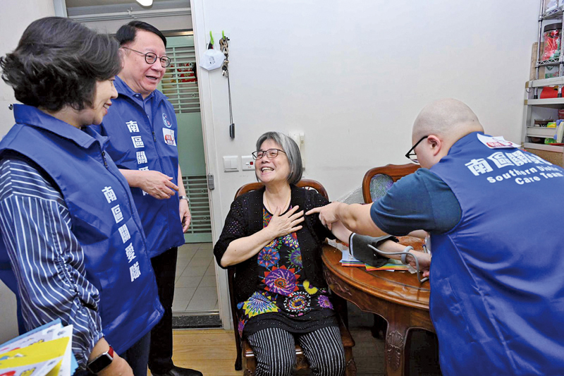 ◆ 政務司司長陳國基（左二）及民政及青年事務局局長麥美娟（左一）於四月三十日聯同南區關愛隊石漁小隊的義工探訪石排灣邨長者戶，義工為他們提供簡單健康檢查、健康資訊及傳遞防騙訊息。