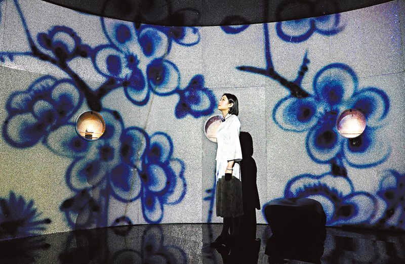 ◆蔡文娟觀看青花相關的展覽。