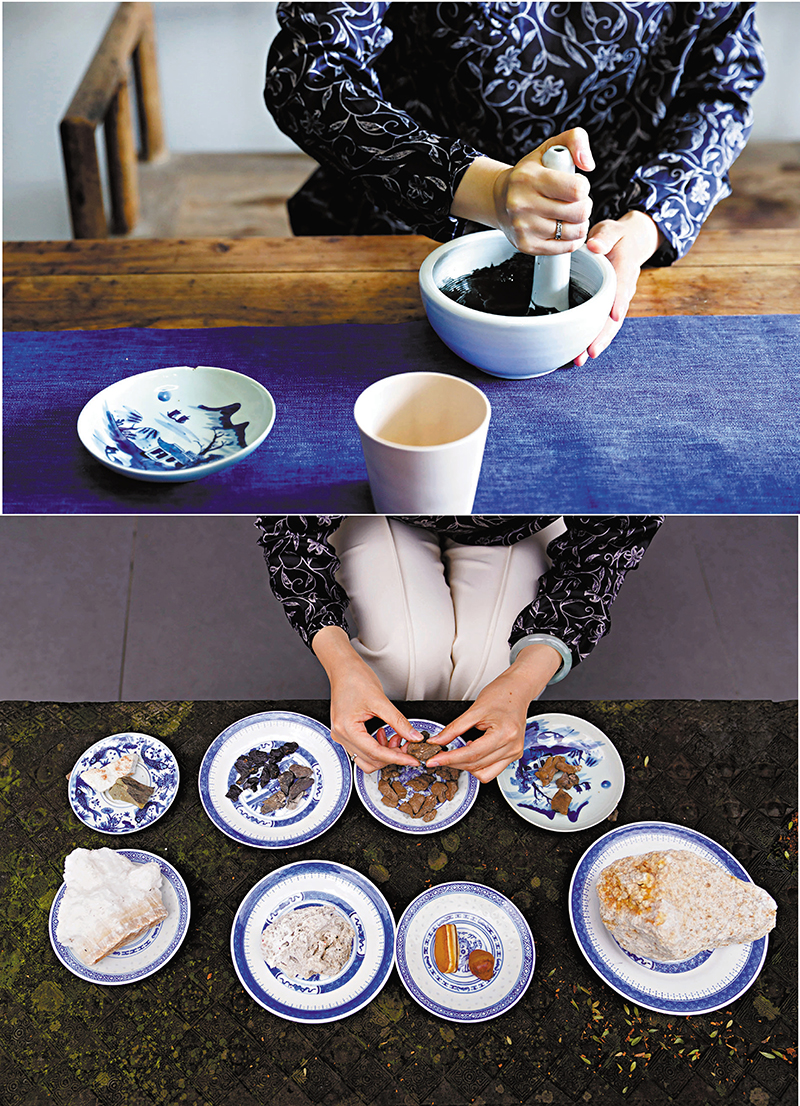 ◆蔡文娟研磨青花料。