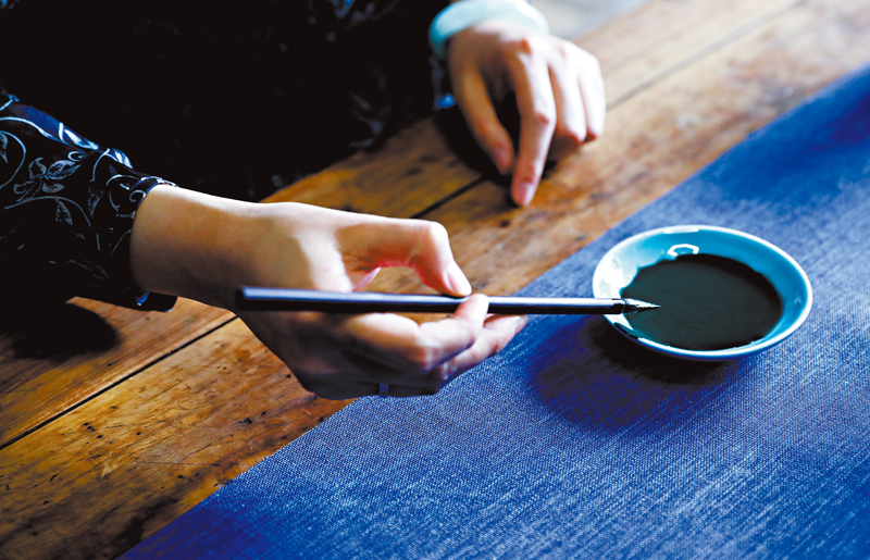 ◆蔡文娟準備繪製青花圖案。