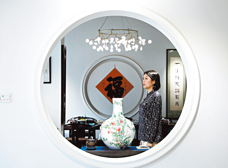 ◆蔡文娟在「青花故事」創作基地創作。