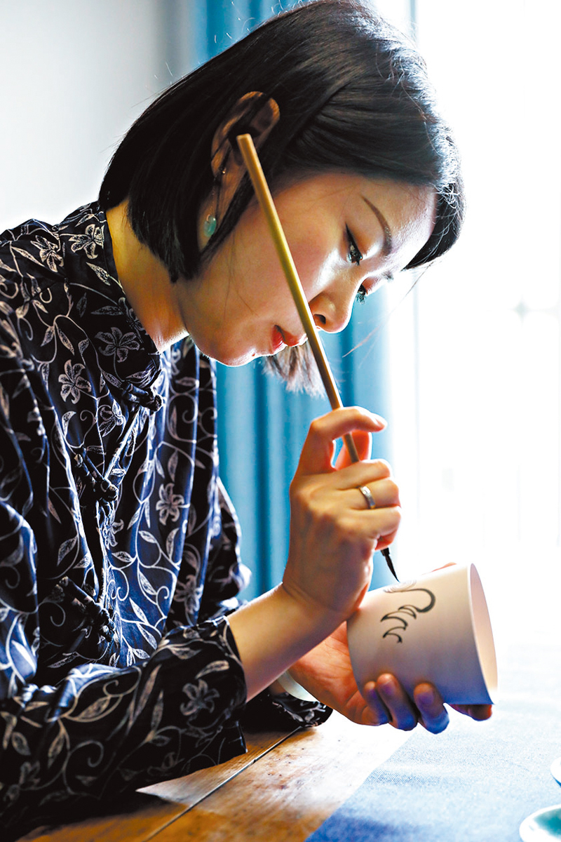◆蔡文娟繪製青花圖案。