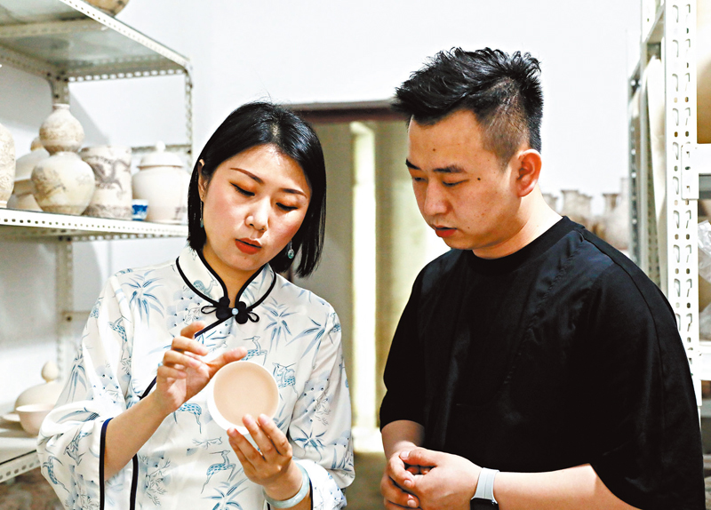 ◆蔡文娟與工作室成員討論青花紋樣設計。