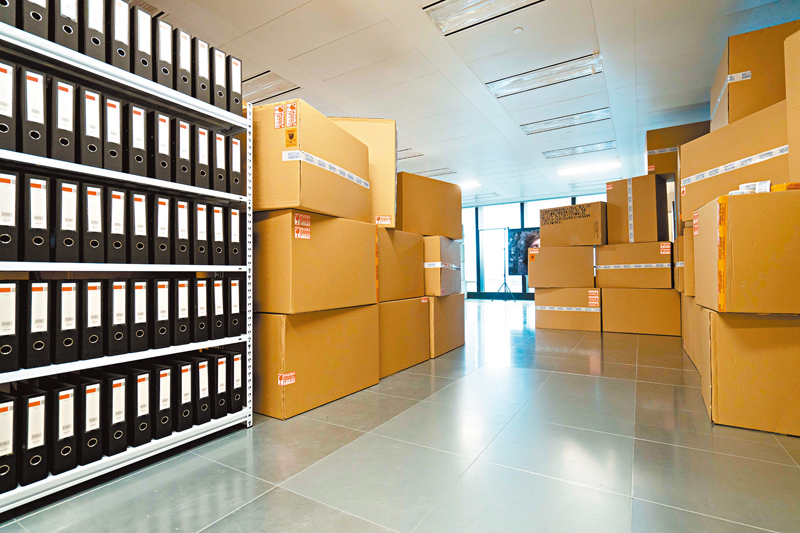 ◆展覽選擇用一個個紙箱來模擬一家公司剛遷入新地址的模樣。