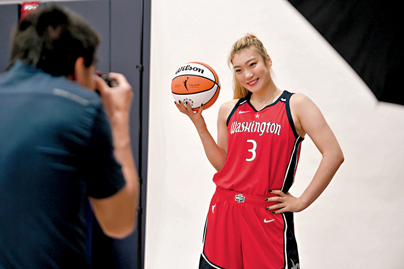 ◆ 李夢在神秘人隊媒體日亮相。  中新社