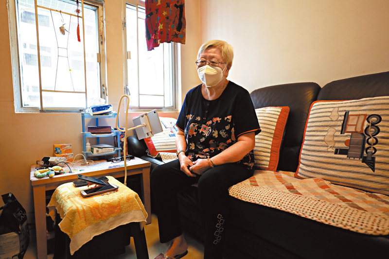 ◆獨居長者劉太太稱,要用生果金交樓宇管理費。香港文匯報記者萬霜靈 攝