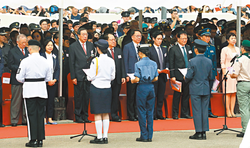 ◆ 陳國基、陳冬、潘雲東、蔣軍德等出席升旗禮並主禮。 香港文匯報記者郭木又  攝