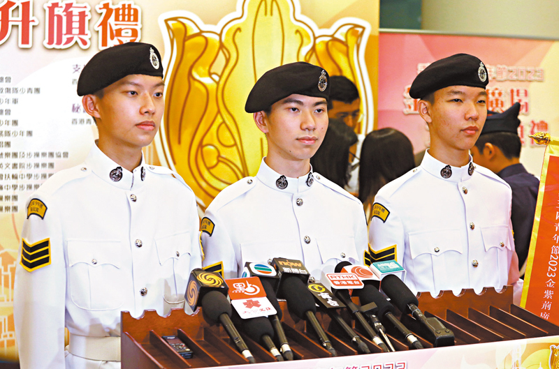 ◆ 劉柏熙(中)、黎哲熙(右)、許崇熙(左)肩負升區旗的重任。 香港文匯報記者郭木又  攝