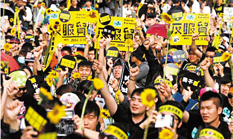 ◆報告指出，中國台灣「太陽花革命」、緬甸「藏紅花革命」事件等，都擺脫不了美國情治機構的影響。圖為2014反對兩岸服務貿易協議的「太陽花運動」。資料圖片