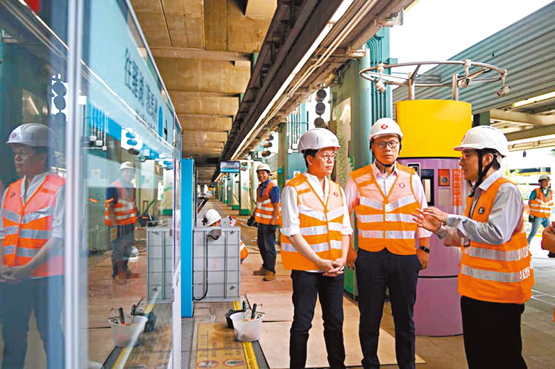 ◆陳克勤及陳恒鑌聽取港鐵職員講述東鐵線月台閘門安裝工程的進度。 陳克勤Fb圖片