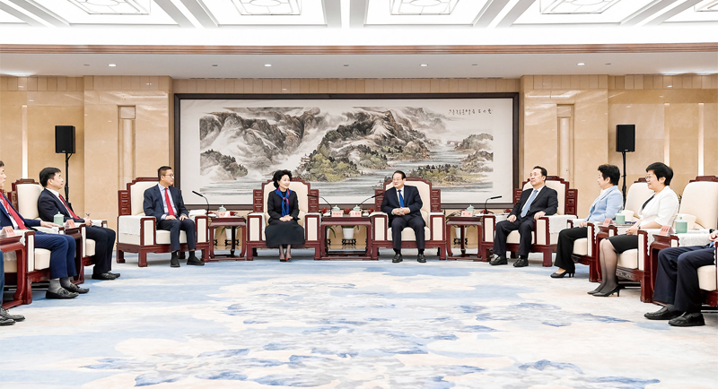 ▲浙江省委書記易煉紅（中）與考察團一行座談，左起為朱文、施榮懷、鄭翔玲、易煉紅、王浩，黃莉新，陳奕君。