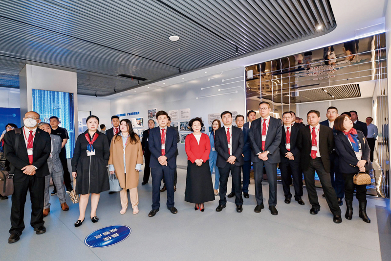 ▲考察團一行參訪福建星網銳捷軟件有限公司。