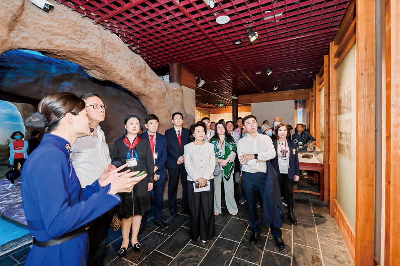 ▲考察團一行參觀了位於福州三坊七巷的林則徐紀念館。