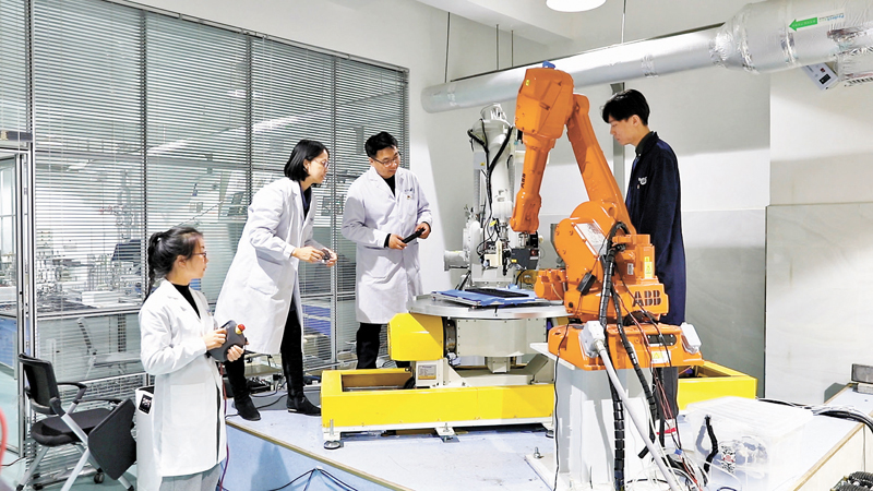 ◆西北工業大學空天結構技術創新攻堅團隊正在進行研究工作。 香港文匯報陝西傳真