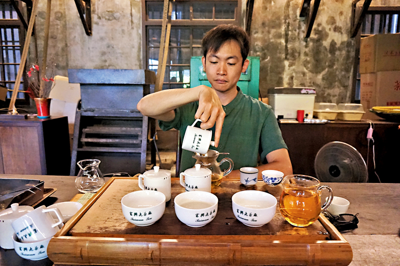 ◆曾祥紘專注泡茶。