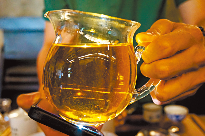 ◆東方美人茶因其茶芽白毫顯著，又名為白毫烏龍茶。