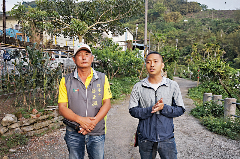 ◆吳宗憲（右）與梨之鄉休閒農業區理事長徐正識介紹果園。