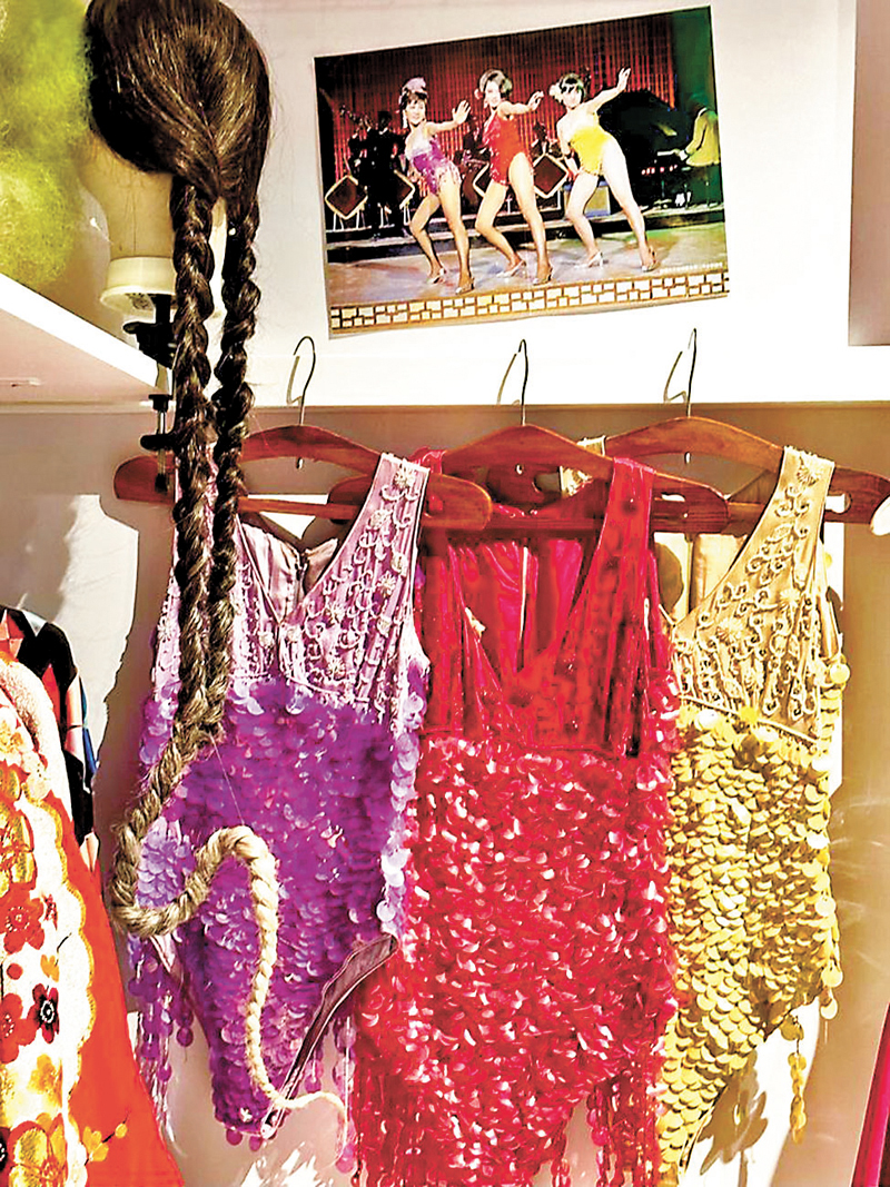 ◆「無中生有」香港電影美術及服裝造型展，在邵氏公司倉庫4萬多件舊戲服中挑選出經典作品，用以展覽。作者供圖