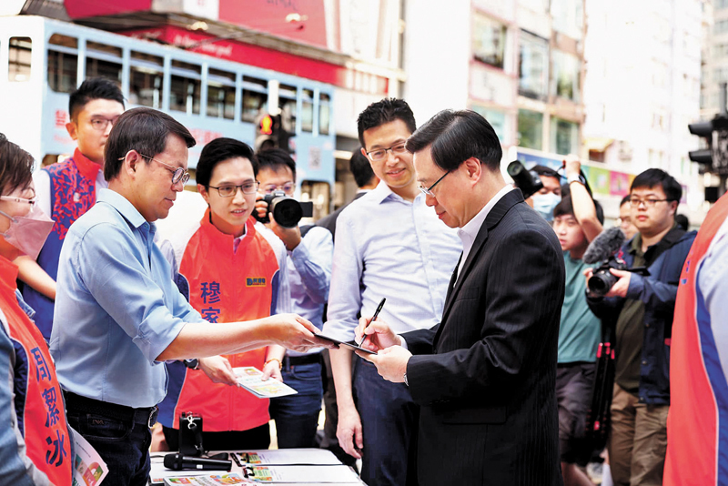 ◆民建聯和工聯會昨日聯合擺街站，行政長官李家超到場簽名打氣。    李家超Fb圖片