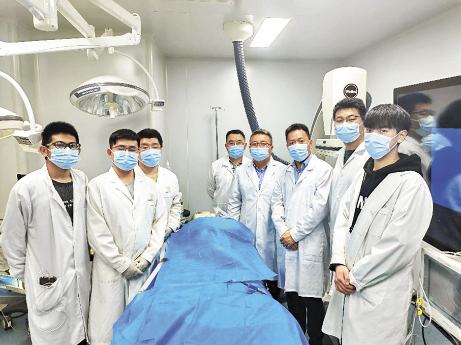 ◆南開大學人工智能學院教授段峰(右四)及其團隊成員。 香港文匯報 天津傳真