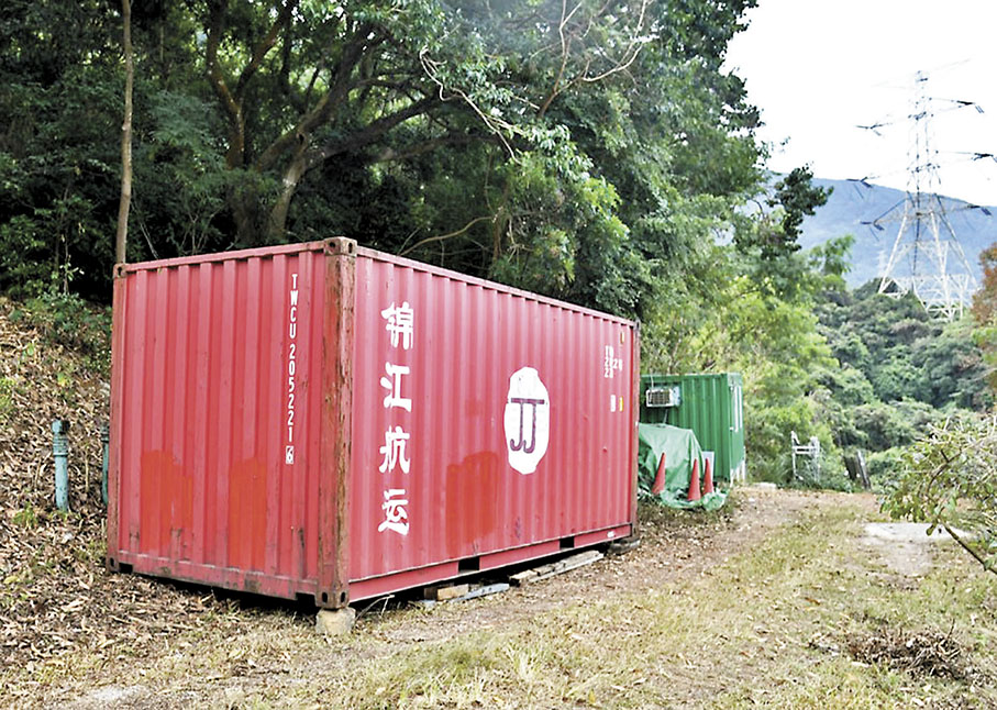 ◆涉案雕像存放在港大嘉道理中心一個貨櫃箱內。 資料圖片