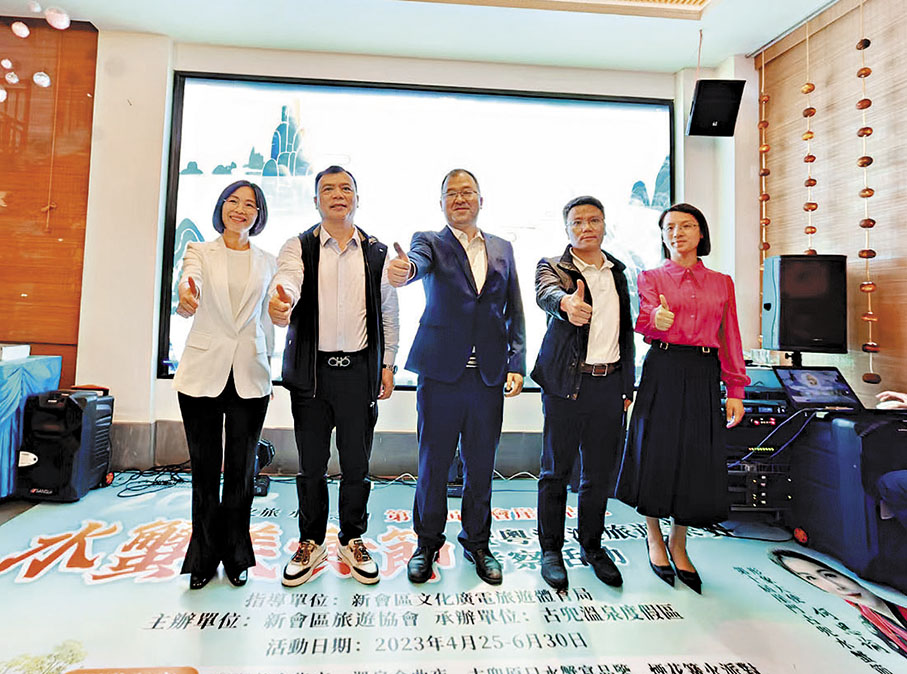 ◆（左起）陳桂霞、林樹層、韓強等在交流會上合照。