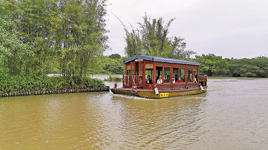 ◆遊客可坐觀光船遊覽親近小鳥天堂。