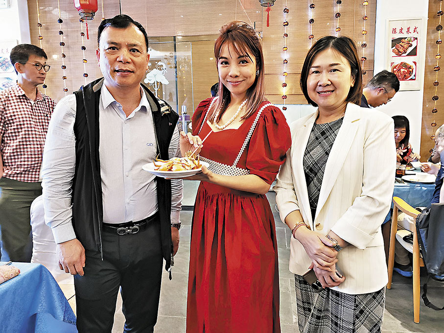 ◆林樹層、何思諭和麥翠蘭介紹古兜水蟹節。