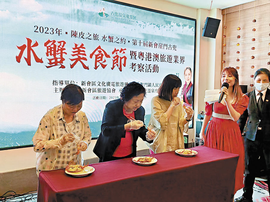 ◆業者在試食水蟹。