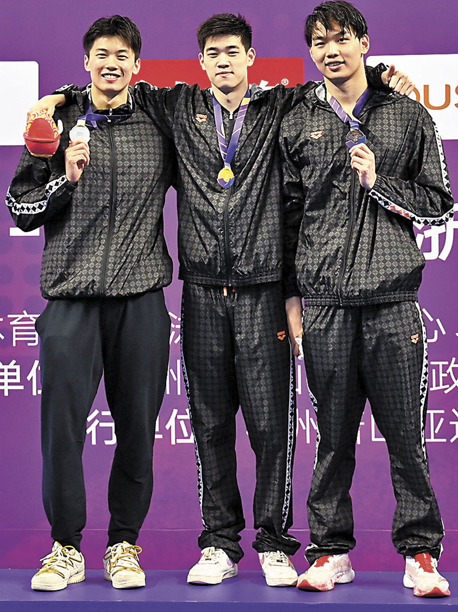 ◆潘展樂（中）、汪順（左）和洪金權在頒獎儀式上合影。  新華社
