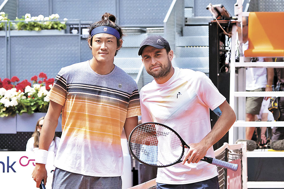 ◆張之臻（左）與卡拉采夫在比賽前合影。  新華社