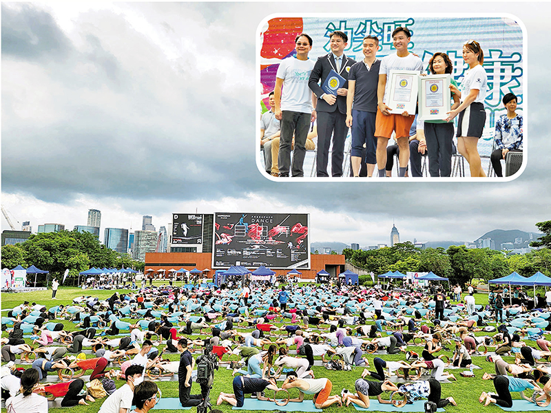 ◆逾800位市民一齊參與雙人瑜伽輪運動，成功創造「最多人同時做雙人瑜伽輪」的SDG世界紀錄。香港文匯報記者吳健怡  攝