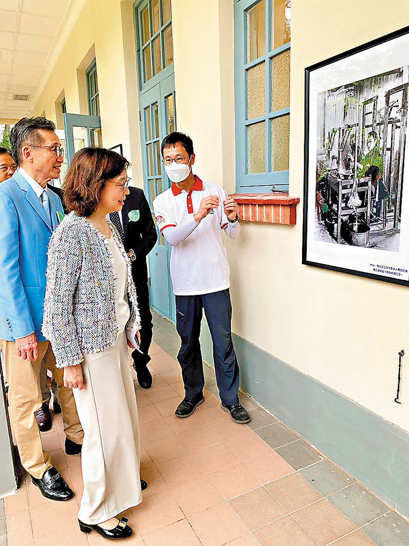 ◆甯漢豪參觀中心內歷史圖片。 發展局Fb圖片