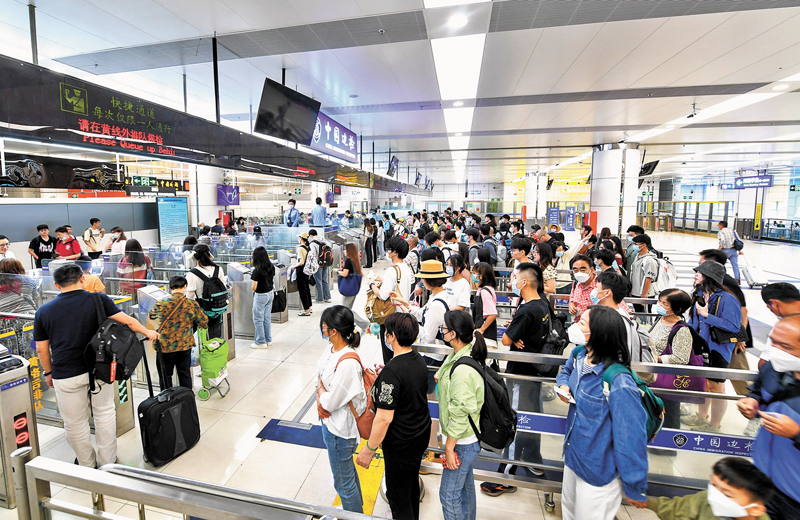 ◆2023年4月29日，旅客在深圳灣口岸出境廳候檢通關，大多數人還是戴着口罩防疫。 資料圖片