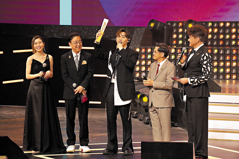 ◆MC張天賦(中)是昨晚得獎最多的歌手。