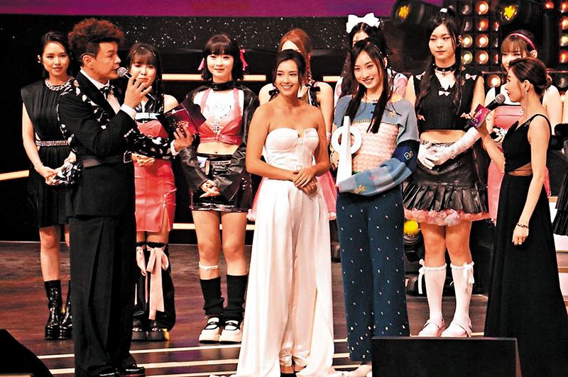 ◆謝嘉怡頒發新人獎。