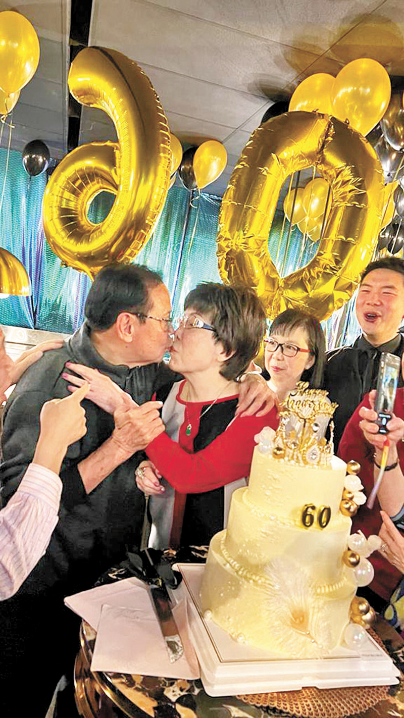 ◆ 杜平與太太以「閃黑情侶裝」亮相，二人甜蜜咀嘴。