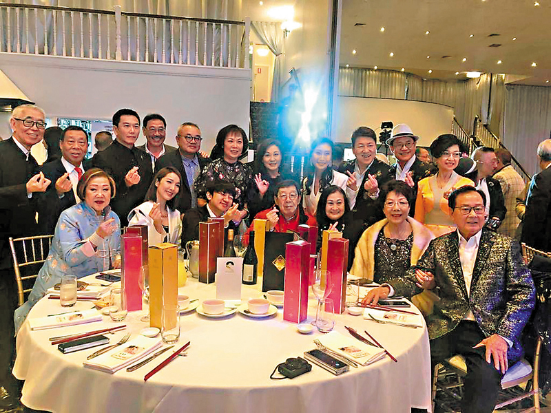 ◆ 杜平（右1）廣邀親朋好友慶祝結婚60周年。