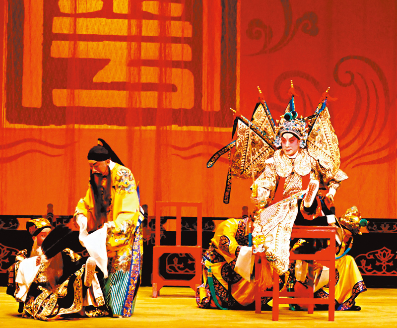 ◆李龍演張忠大鬧宮廷，演出站高台，單腳蓮花座功架。